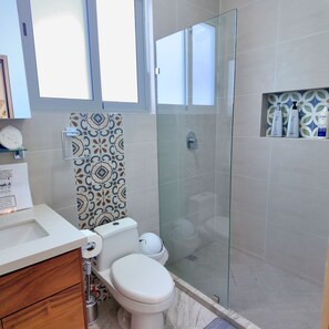 Douche, séchoir à cheveux, serviettes fournies