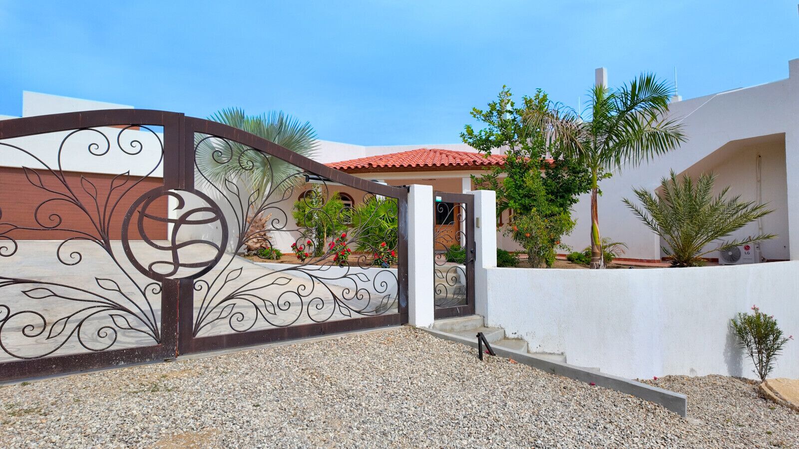 المنشأة من الخارج