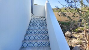 Una escalera con baldosas estampadas que lleva a una pared blanca.