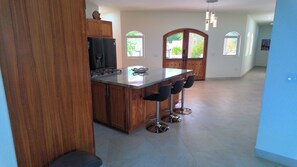 Plaque de cuisson, lave-vaisselle, cafetière/bouilloire, tables à manger