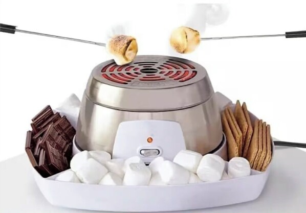 Una parrilla portátil con malvaviscos, chocolate y palitos de pan.