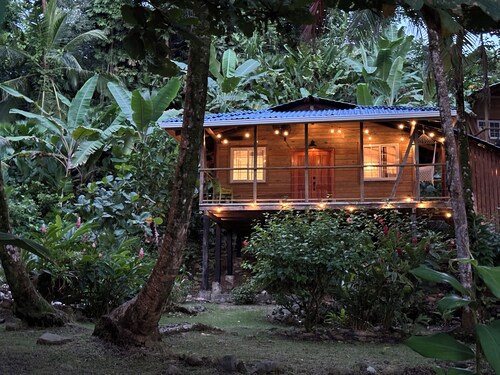REEF HOUSE: Waterfront, Caribbean Paradise Jungle Cabin in Bastimentos w/ AC