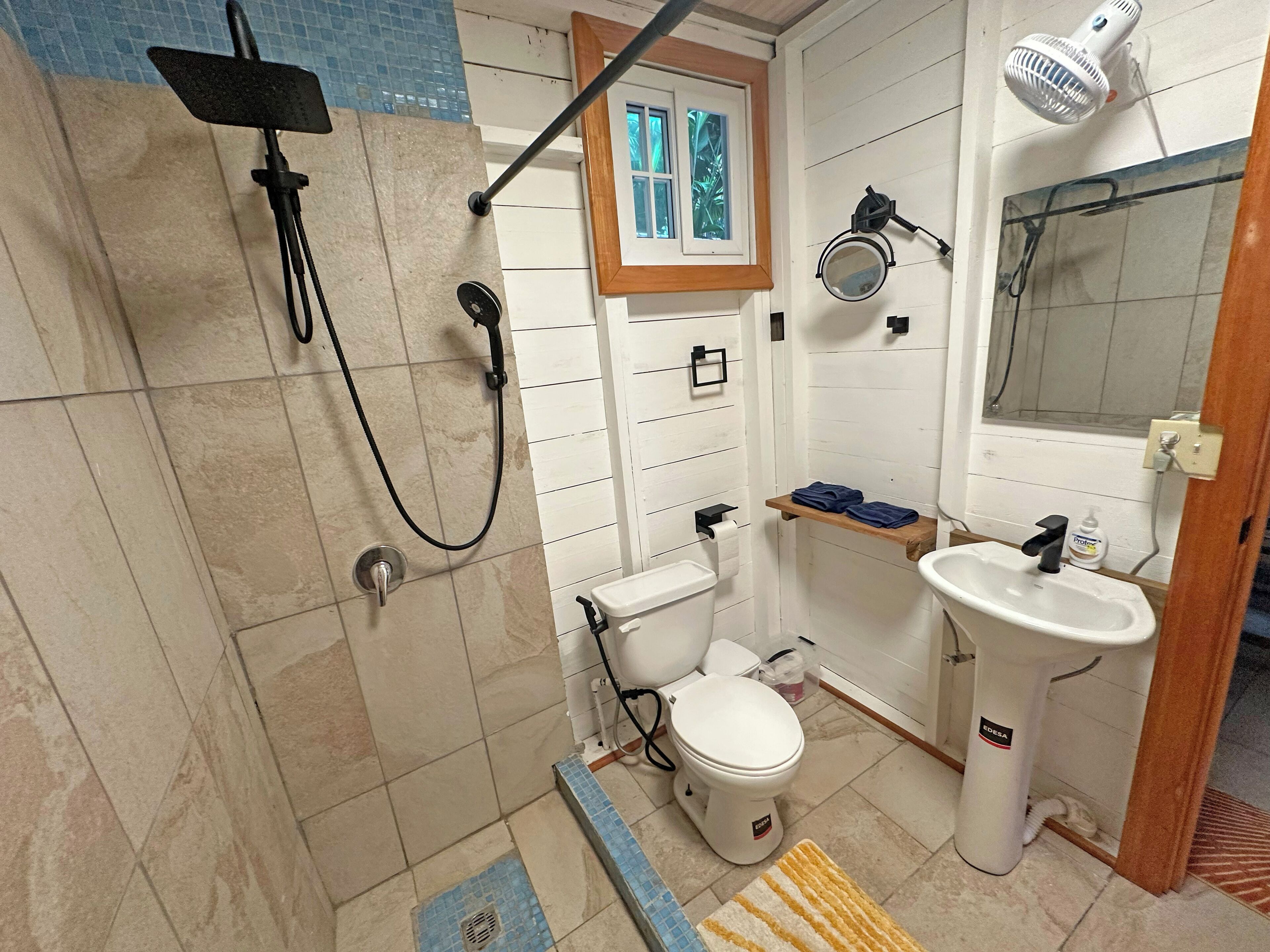 Dusj, miljøvennlige toalettsaker, håndklær og såpe