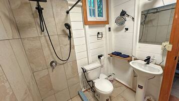 Dusj, miljøvennlige toalettsaker, håndklær og såpe