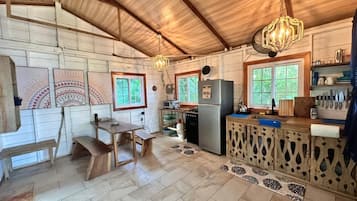 KĂŒhlschrank, Ofen, Herdplatte, Wasserkocher mit Kaffee-/Teezubehör