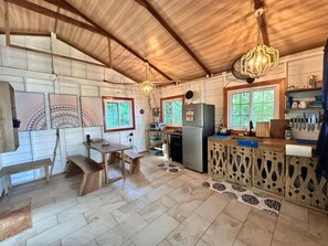 Kühlschrank, Ofen, Herdplatte, Wasserkocher mit Kaffee-/Teezubehör