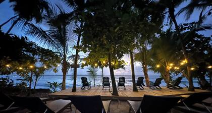 REEF HOUSE: Waterfront, Caribbean Paradise Jungle Cabin in Bastimentos w/ AC