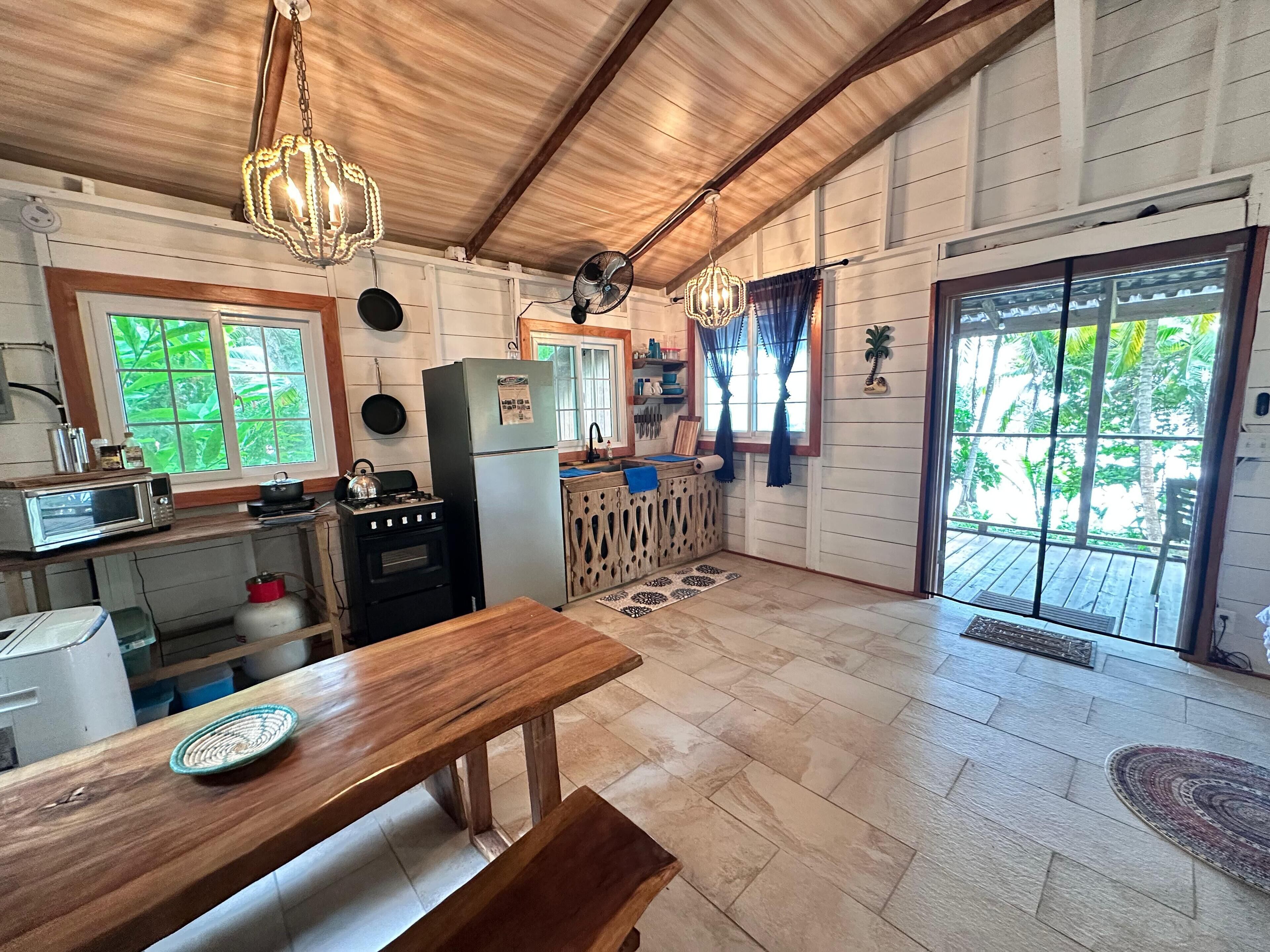 Réfrigérateur, four, plaque de cuisson, cafetière/bouilloire