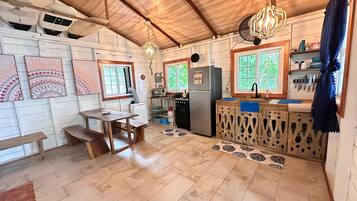 Refrigerador, horno, parrilla de estufa y cafetera y tetera