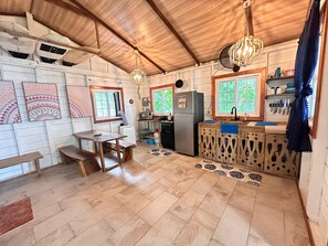 Réfrigérateur, four, plaque de cuisson, cafetière/bouilloire