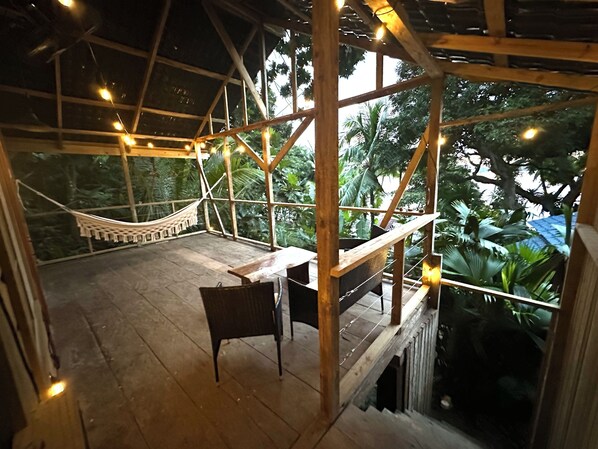 Terrace/patio - TREE FROG HOUSE: Waterfront, Caribbean Island Jungle Cabin in Bastimentos w/ AC (Bocas Del Toro)