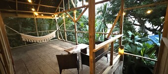 TREE FROG HOUSE: Waterfront, Caribbean Island Jungle Cabin in Bastimentos w/ AC