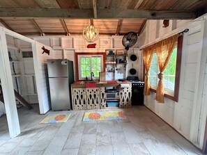 Réfrigérateur, four, plaque de cuisson, cafetière/bouilloire