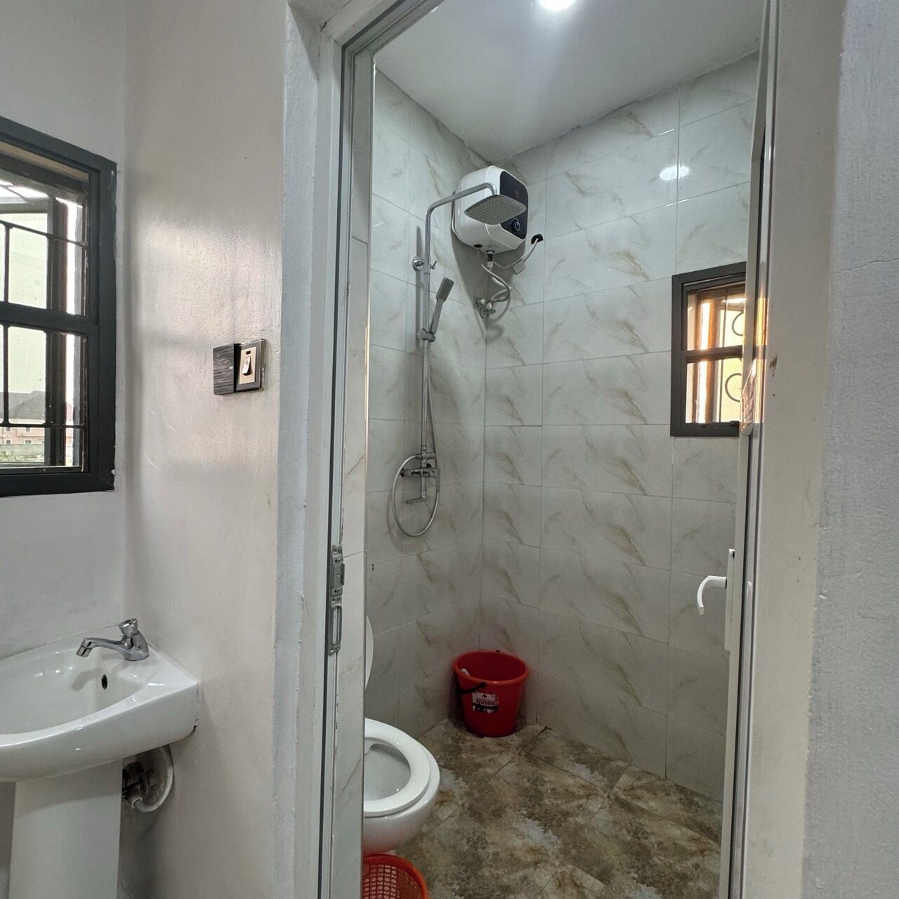 シャワー、ビデ、タオル、石鹸