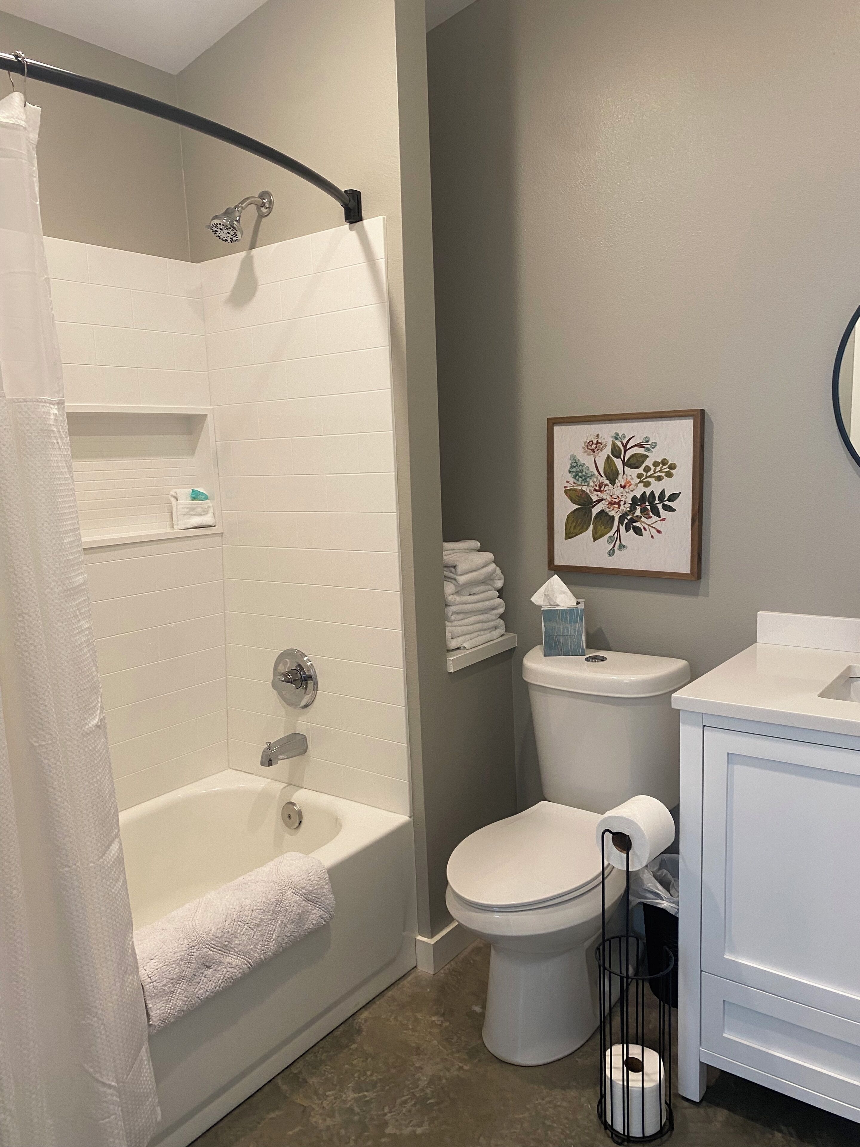 Een haardroger, handdoeken, zeep, shampoo