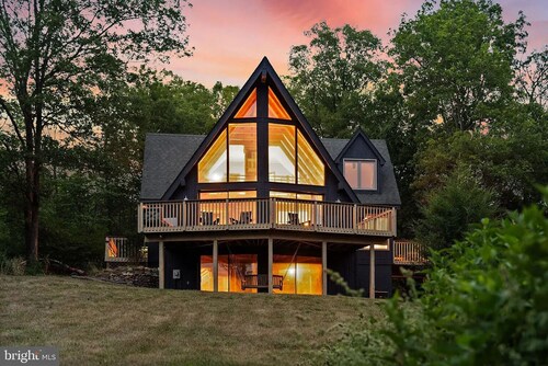 Cozy Chalet in Charming Front Royal with Stunning Views and Refinished Basement!