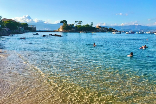 Plage en bas de la villa
