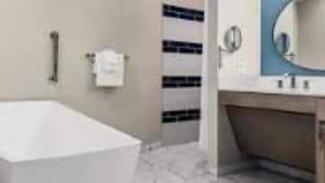 SĂšche-cheveux, serviettes fournies, savon, shampoing