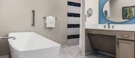 Secador de cabelo, toalhas de banho, sabonete, shampoo