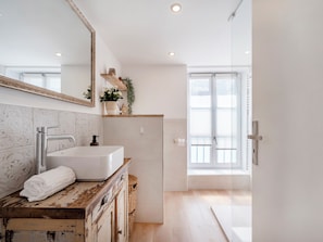 Sèche-cheveux, serviettes fournies