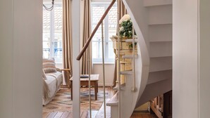 A staircase with a wooden handrail and a white wall. - Rock in Share - A la Fleur de Ly (Metz)