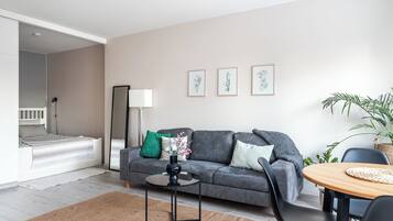 Studio Supérieur, vue ville | Coin séjour | TV connectée de 55 pouces avec chaßnes par cùble