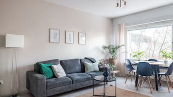 Superior-Studio, Stadtblick | Wohnbereich | 55-Zoll-Smart-TV mit Kabelempfang