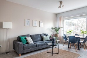 Living area - Bright & Cozy, Renovated Studio in the Center (Lahti)