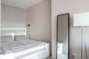 Premium bedding, blackout drapes, iron/ironing board - Bright & Cozy, Renovated Studio in the Center (Lahti)