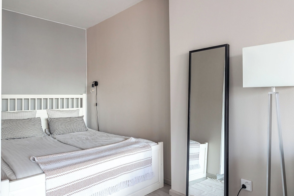 Bright & Cozy, Renovated Studio In The Center 3