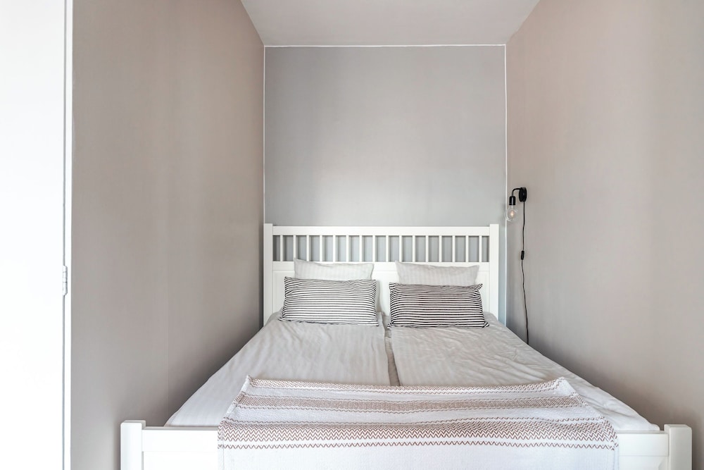 Bright & Cozy, Renovated Studio In The Center 5