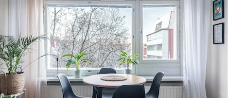 Studio supérieur, vue sur la ville | Repas dans la chambre