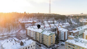 A residential area with apartment buildings, a church, and a transmission tower. - Bright & Cozy, Renovated Studio in the Center (Lahti)