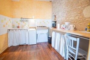 Frigorifero, microonde, forno, piano cottura