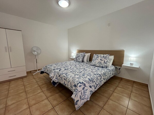 2 عدّة غرف نوم ومكواة/لوح كي وواي فاي مجانًا وملاءات أسرّة