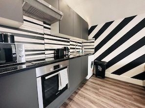 Kühlschrank, Mikrowelle, Ofen, Geschirrspüler