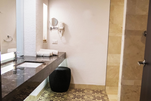Habitación básica doble | Baño | Regadera, amenidades de baño gratuitas, secadora de cabello, pantuflas