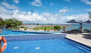 Piscina a l'aire lliure, para-sols i gandules 