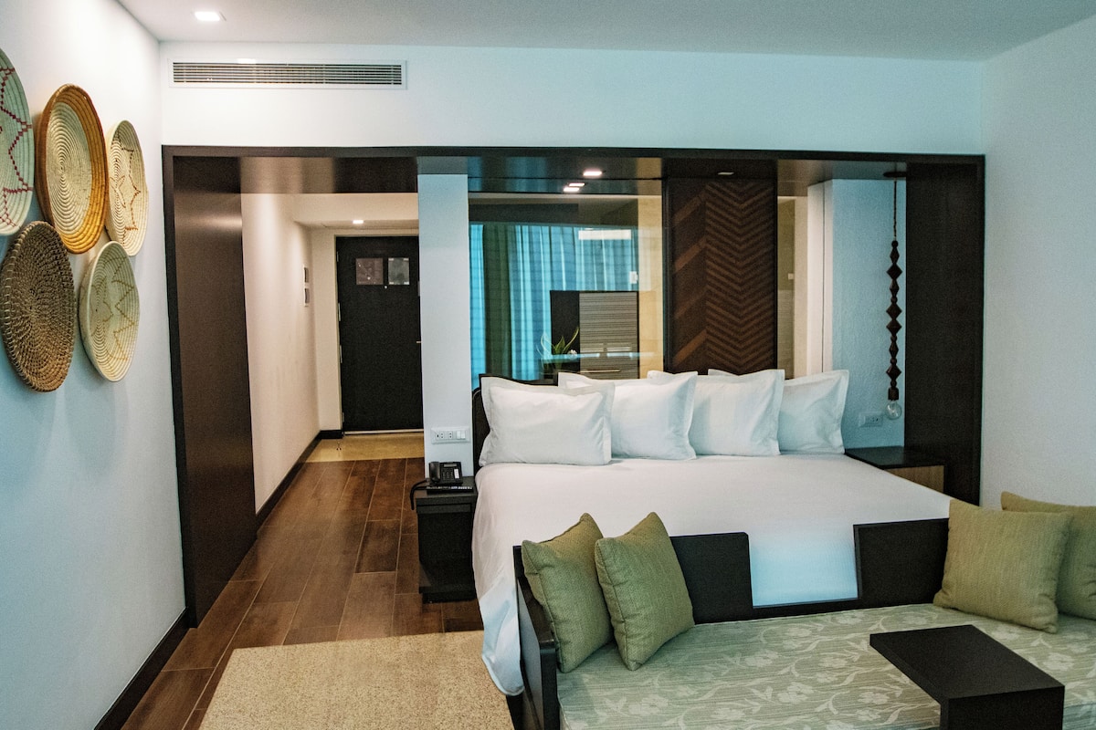 Single Room, Marina View | 1 bedroom, in-room safe, blackout drapes, soundproofing