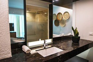 Een douche, gratis toiletartikelen, een haardroger, pantoffels