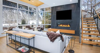 New Vail Chalet. 5 BR, 5 Bath. Spectacular views Easy access to free shuttle bus