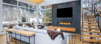 New Vail Chalet. 5 BR, 5 Bath. Spectacular views Easy access to free shuttle bus