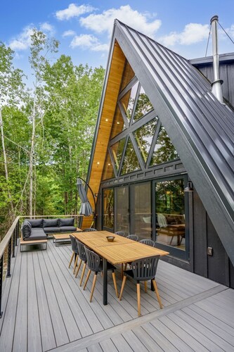 NEW Luxury A-Frame, Lake Access w/ hot tub