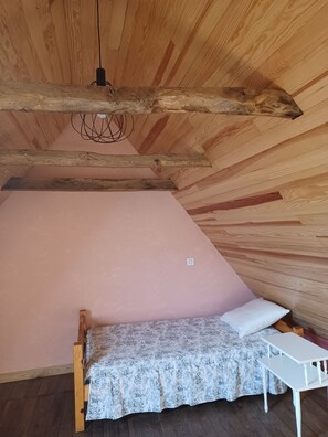 2 habitaciones, tabla de planchar con plancha y ropa de cama 