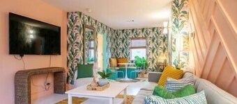The West Palm, 2BR Oasis by Velvet Ditch Villas
