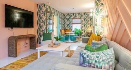 The West Palm, 2BR Oasis by Velvet Ditch Villas