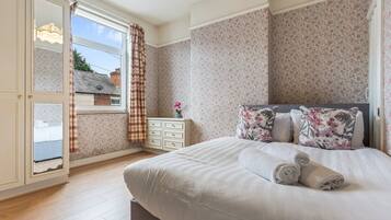 3 bedrooms, iron/ironing board, internet, bed sheets