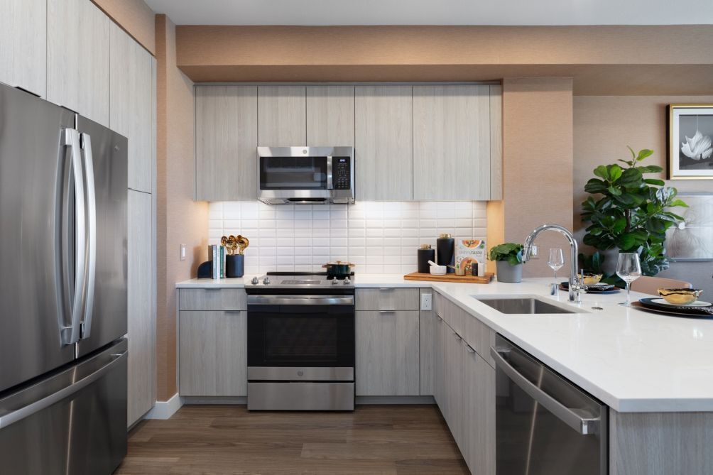 Una cucina moderna con elettrodomestici in acciaio inossidabile, un forno a microonde e un lavello.
