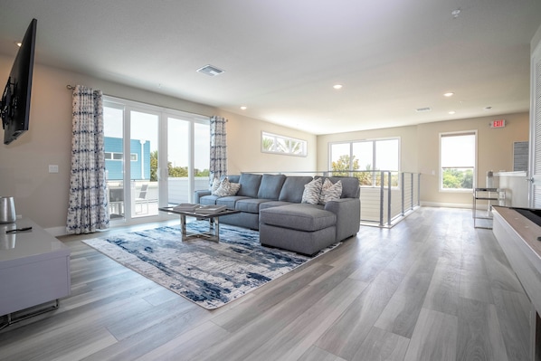 Smart TV, books - Modern 5BR Retreat Minutes from Disney – Pool & Billiards Fun! (Kissimmee)