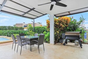 Outdoor dining - Charming 4-bedroom Estate with In-ground pool WiFi in San Juan (Guaynabo)